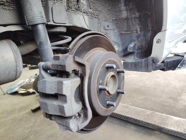 トヨタ　プリウスα　ホイール・タイヤ交換　スタッドレスタイヤ　タイヤお持込み　持込歓迎　タイヤ交換時簡易無料点検実施中　タイヤの点検　交換時期のご提案　ホイールバランス　エアバルブ交換　特定認証整備工場　鈑金塗装工場　ラプターライナー