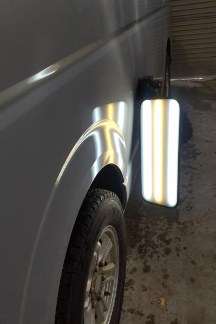 トヨタ ハイエースのリアフェンダー2箇所のへこみのデントリペア