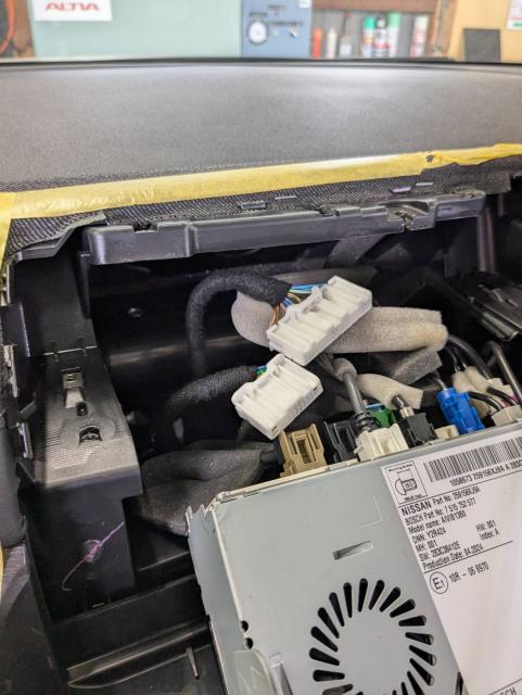 日産　オーラ　持ち込みテレビキャンセラー取り付け　パーツ持込取り付け大歓迎　・車検【車検後に令和7年度産の新米みずかがみ5Kｇプレゼントしております】・板金、ボディコーティング受付中　滋賀県　近江八幡市　野洲市　草津市　東近江市　大津市