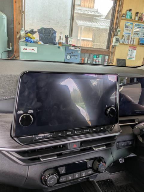 日産　オーラ　持ち込みテレビキャンセラー取り付け　パーツ持込取り付け大歓迎　・車検【車検後に令和7年度産の新米みずかがみ5Kｇプレゼントしております】・板金、ボディコーティング受付中　滋賀県　近江八幡市　野洲市　草津市　東近江市　大津市