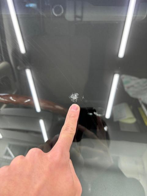スズキ　エブリイ　フロントガラス交換のご依頼ありがとうございます。TNK大阪　TNK堺　飛び石　飛び石修理　ヒビ　ヒビ割れ　自動車ガラス　自動車保険修理　東大阪　八尾　門真　寝屋川　尼崎　伊丹　豊中　枚方　守口　大東　吹田　