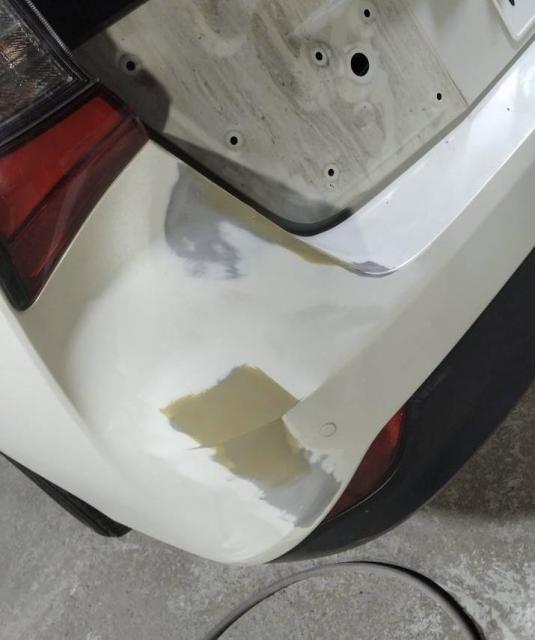 トヨタ　プリウス　板金・外装補修　リアバンパー　リアゲート
