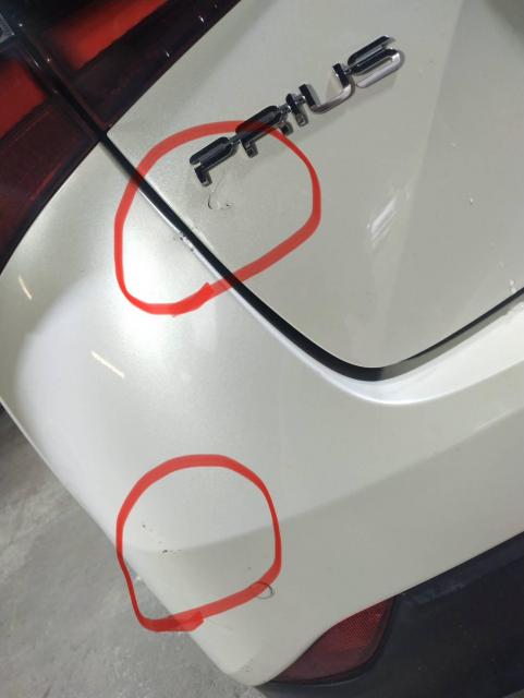 トヨタ　プリウス　板金・外装補修　リアバンパー　リアゲート
