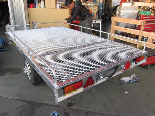 トレーラーの組立て作業中です！