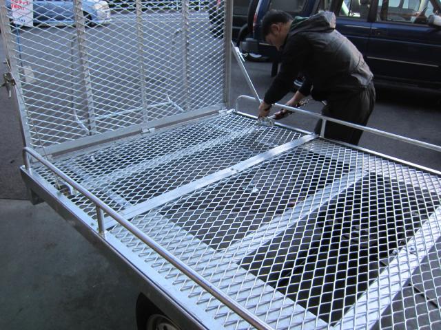 トレーラーの組立て作業中です！