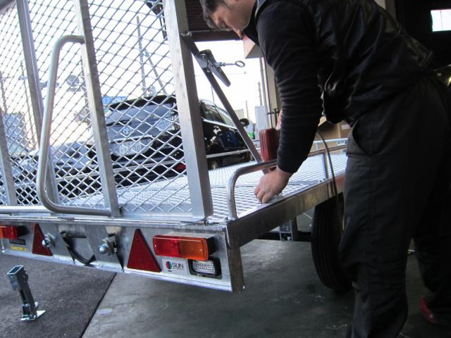 トレーラーの組立て作業中です！