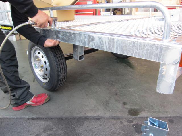 トレーラーの組立て作業中です！