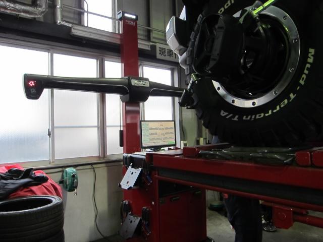 最新型の四輪アライメントテスターの作業風景！　