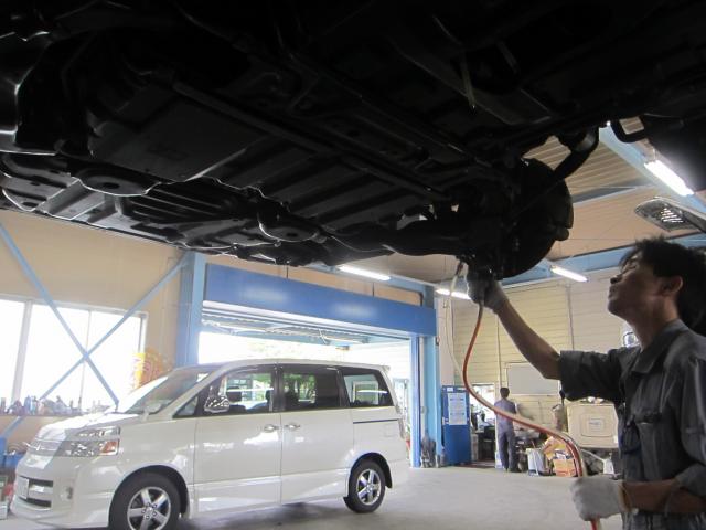 【ハイエース　車検】　サビ防止の下塗りもしっかりやります！