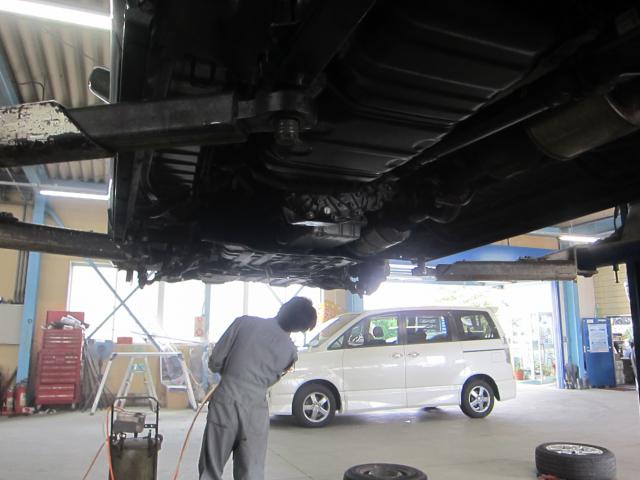 【ハイエース　車検】　サビ防止の下塗りもしっかりやります！