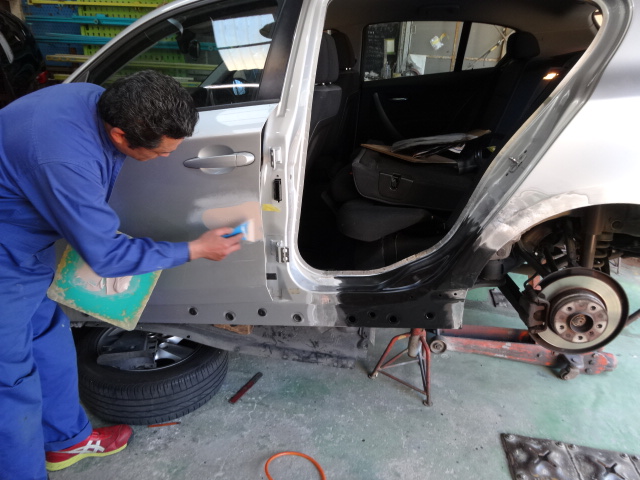 BMW　 ドアヘコミ　パテ