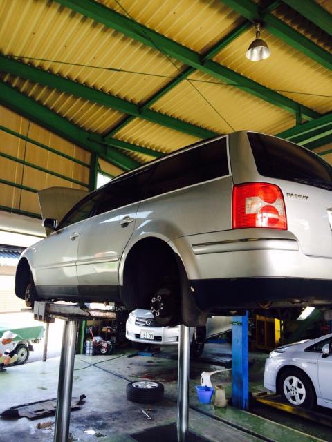 車検整備 ブレーキパッド交換 フォルクスワーゲンパサート 桑名市で作業中！