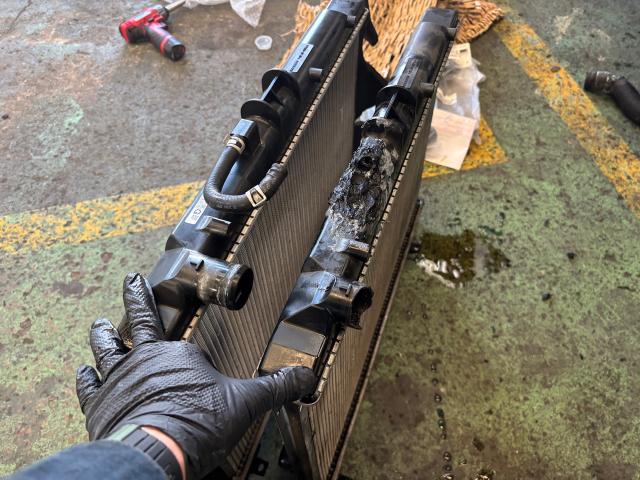 日産　ＮＶ３５０キャラバン　ラジエター交換　名古屋市緑区土日祝車検　名古屋市南区キャラバン修理　大府市NV350車検　名古屋市天白区キャラバン車検　豊明市NV350冷却水漏れ修理　東海市キャラバン修理　整備鈑金実績年間5800台超