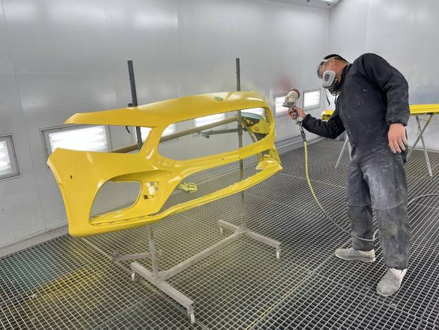 メルセデス・ベンツ　Ａクラス　A200d　フロンドバンパー修理　名古屋市輸入車樹脂溶接修理　大府市ベンツ凹み修理　東海市土日ベンツAクラス鈑金修理　名古屋市土日輸入車修理　名古屋市緑区土日ベンツ車検　整備鈑金作業実績年間5800台超