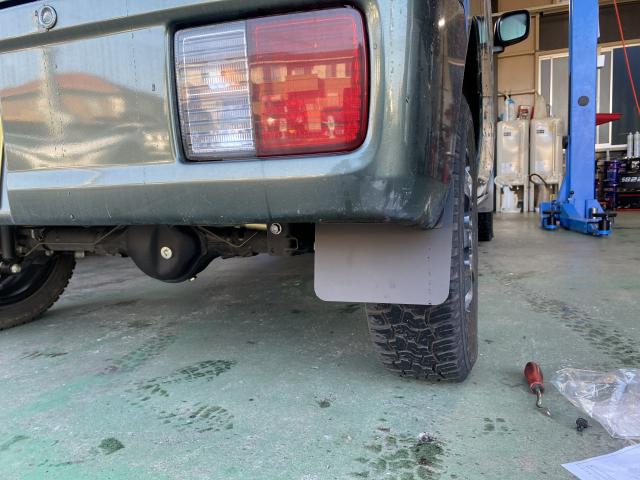 エブリイ　マッドガード取付　走行中に跳ね上がる泥・水・小石・雪などから車体や後続車を守るパーツ。未舗装路や雪道を走ることが多いなら、かなり頼れる存在！