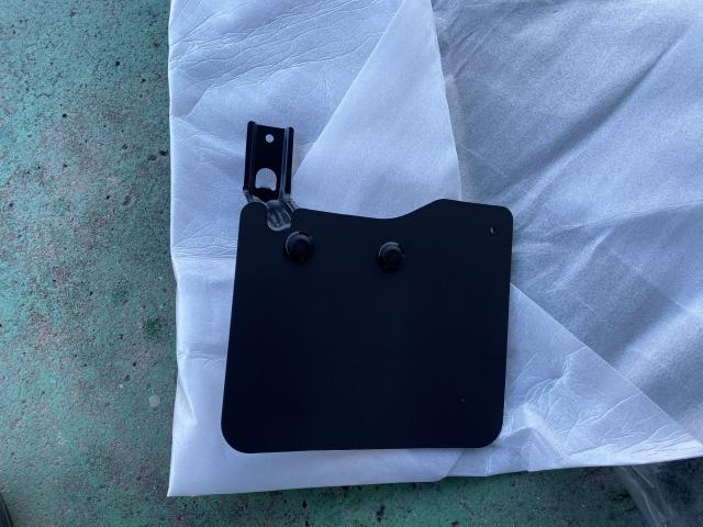 エブリイ　マッドガード取付　走行中に跳ね上がる泥・水・小石・雪などから車体や後続車を守るパーツ。未舗装路や雪道を走ることが多いなら、かなり頼れる存在！