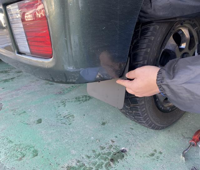 エブリイ　マッドガード取付　走行中に跳ね上がる泥・水・小石・雪などから車体や後続車を守るパーツ。未舗装路や雪道を走ることが多いなら、かなり頼れる存在！