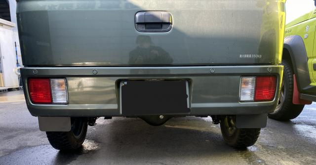 エブリイ　マッドガード取付　走行中に跳ね上がる泥・水・小石・雪などから車体や後続車を守るパーツ。未舗装路や雪道を走ることが多いなら、かなり頼れる存在！