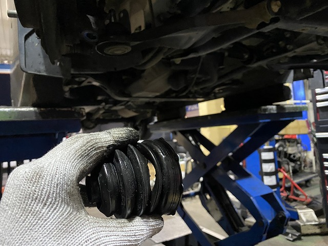 滋賀オートライフハノ　スズキ「エブリィ」(DA17)の持ち込みドライブシャフトブーツ交換（フロントアウター）