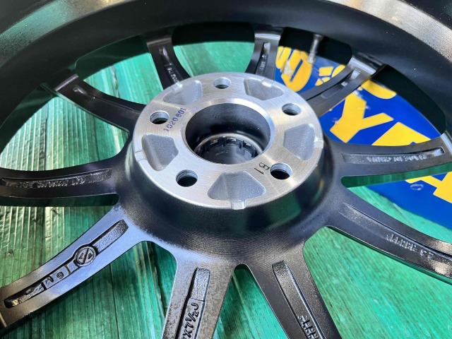 ＭＩＮＩ　ＭＩＮＩ　パーツ情報
ミニ3ドア、5ドアに装着できる17インチ溝たっぷりスタッドレスセット入庫です！
Swindon　17インチ　ジョンクーパーワークス対応！