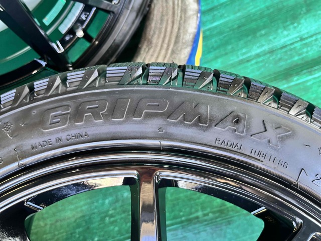 ＭＩＮＩ　ＭＩＮＩ　パーツ情報
ミニ3ドア、5ドアに装着できる17インチ溝たっぷりスタッドレスセット入庫です！
Swindon　17インチ　ジョンクーパーワークス対応！