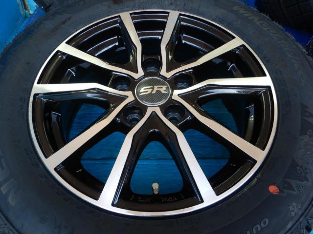 トヨタ　ノア　パーツ情報
ノア、VOXY、エスクァイアに装着できる新品スタッドレス付15インチセット入庫です！
SR　15インチ　ネクセン新品スタッドレス付！