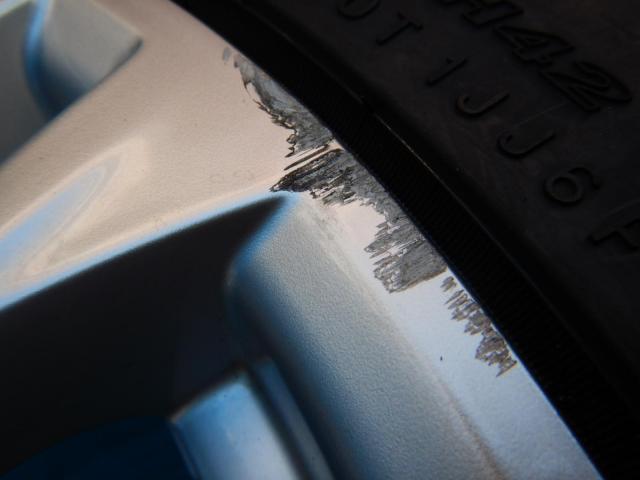 ＢＭＷ　５シリーズ　パーツ情報
BMW5シリーズ、6シリーズに装着できる新品スタッドレス付18インチ純正入庫です！
BMW純正ダブルスポーク613M　18インチ　新品スタッドレス付！