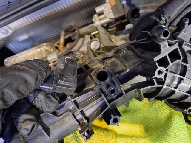 ＭＩＮＩ　吸排気系修理・整備　インテーク清掃　EGRバルブ交換　DPFクリーニング　エンジンマウント交換　法定点検　輸入車　欧州車　カスタム　修理　車検　R60　クーパーD　ディーゼル　煤　ハイエース　マツダ