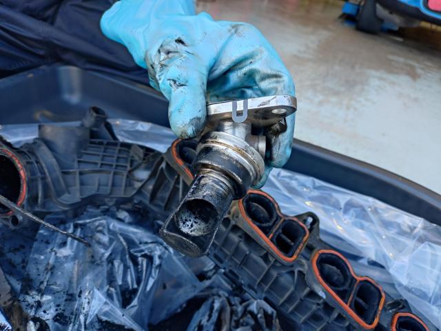 ＭＩＮＩ　吸排気系修理・整備　インテーク清掃　EGRバルブ交換　DPFクリーニング　エンジンマウント交換　法定点検　輸入車　欧州車　カスタム　修理　車検　R60　クーパーD　ディーゼル　煤　ハイエース　マツダ