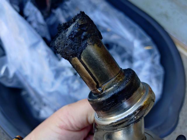 ＭＩＮＩ　吸排気系修理・整備　インテーク清掃　EGRバルブ交換　DPFクリーニング　エンジンマウント交換　法定点検　輸入車　欧州車　カスタム　修理　車検　R60　クーパーD　ディーゼル　煤　ハイエース　マツダ