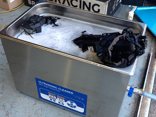 ＭＩＮＩ　吸排気系修理・整備　インテーク清掃　EGRバルブ交換　DPFクリーニング　エンジンマウント交換　法定点検　輸入車　欧州車　カスタム　修理　車検　R60　クーパーD　ディーゼル　煤　ハイエース　マツダ