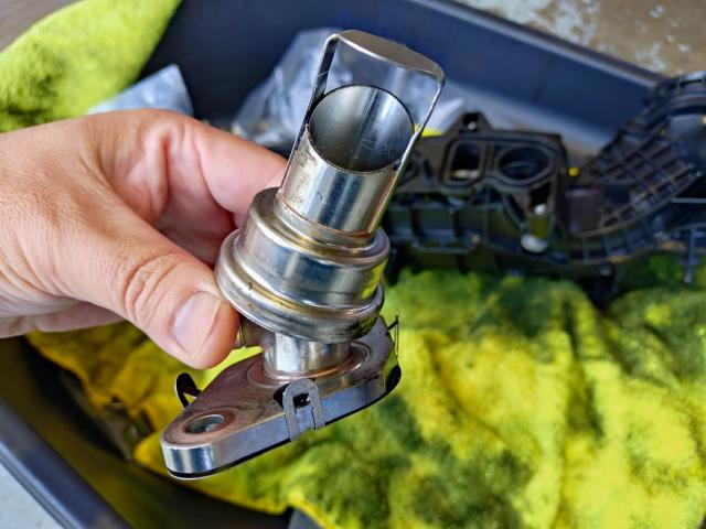 ＭＩＮＩ　吸排気系修理・整備　インテーク清掃　EGRバルブ交換　DPFクリーニング　エンジンマウント交換　法定点検　輸入車　欧州車　カスタム　修理　車検　R60　クーパーD　ディーゼル　煤　ハイエース　マツダ