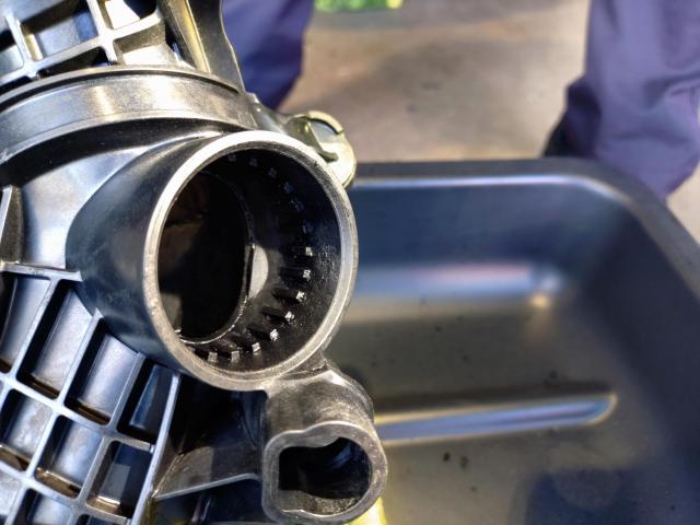 ＭＩＮＩ　吸排気系修理・整備　インテーク清掃　EGRバルブ交換　DPFクリーニング　エンジンマウント交換　法定点検　輸入車　欧州車　カスタム　修理　車検　R60　クーパーD　ディーゼル　煤　ハイエース　マツダ